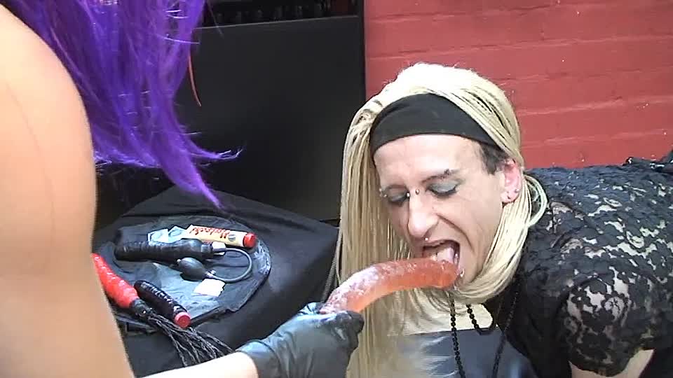 Ladyboy-Sklave wird in den Arsch gefickt