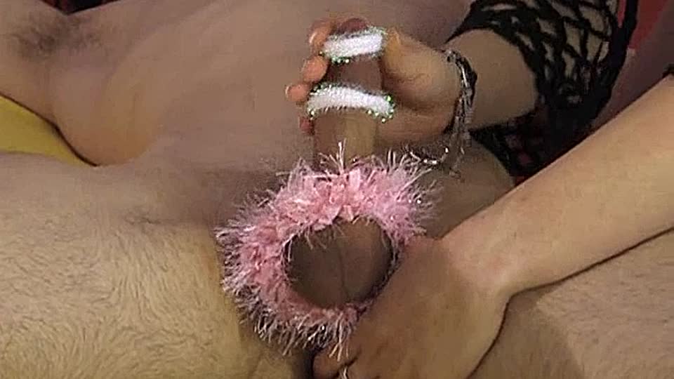 Haare zusammengebunden und masturbiert