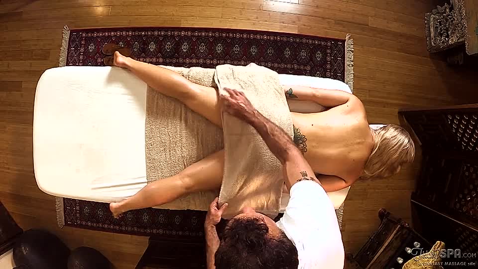 Masseur bumst nackte Blondine