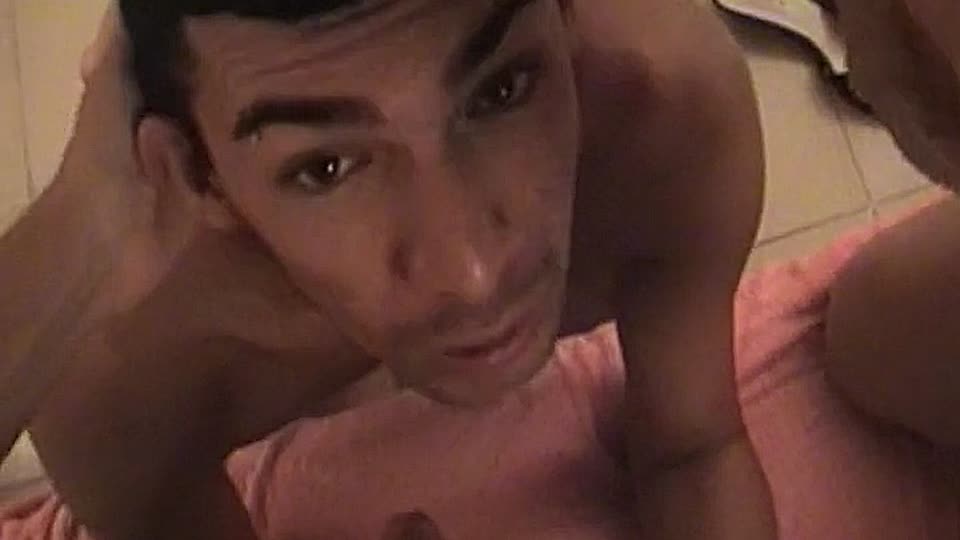 Latina lutscht geile Schwänze von Frauen