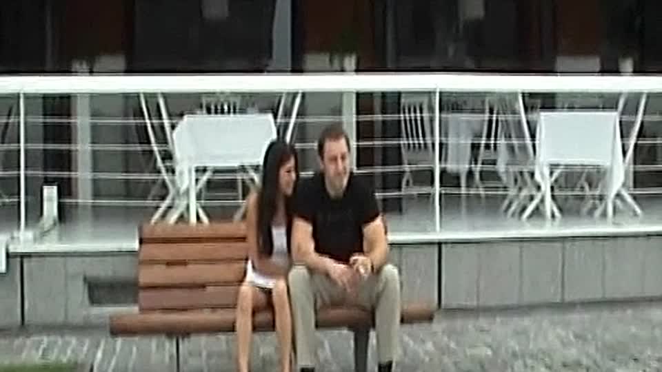 Sie liebt es, ihre nackte Muschi zur Schau zu stellen