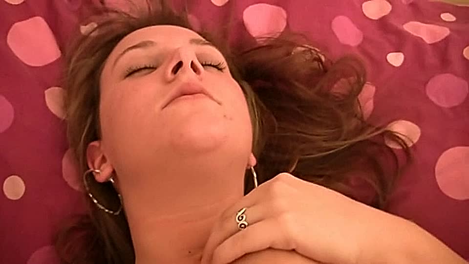 Rasiertes Mädchen lässt sich ihre Teenie-Muschi penetrieren