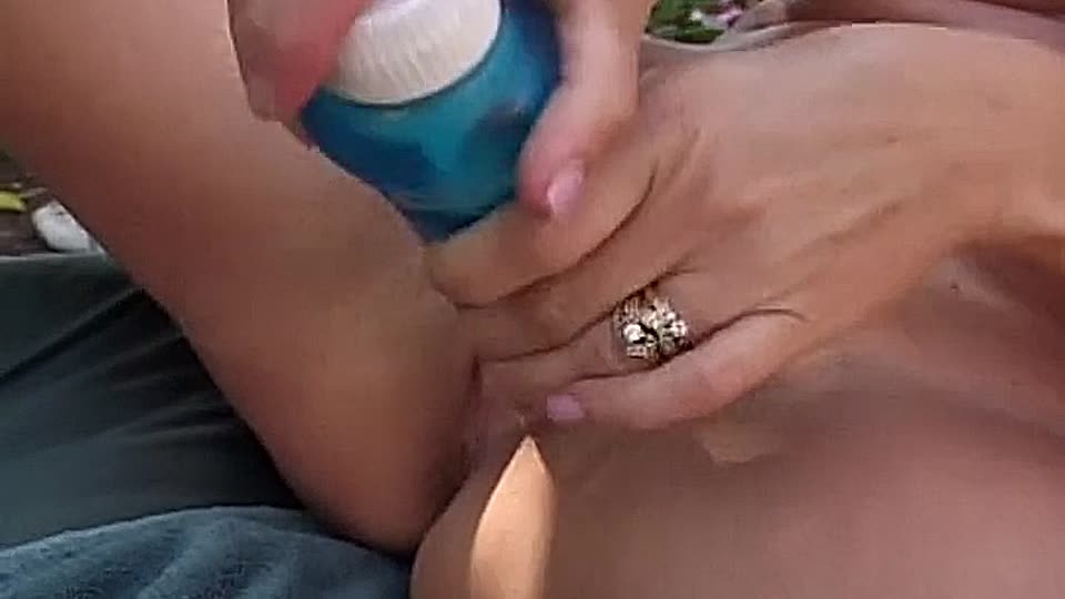 Vollbusige geile MILF fickt ihre rasierte Muschi