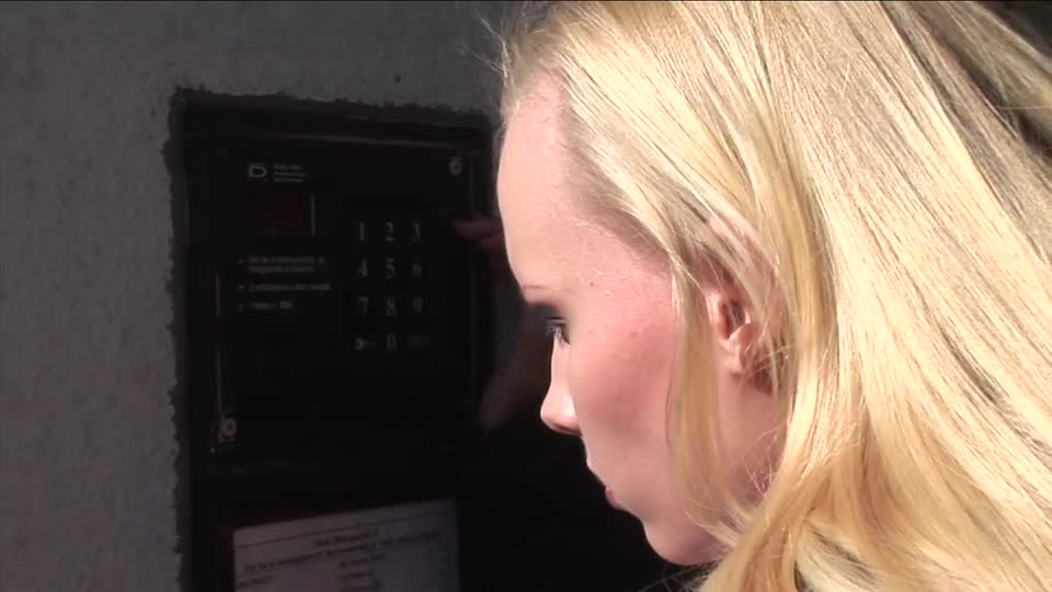 Blondes Model in FMM in Knackarsch gefickt