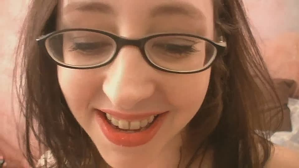 Strumpfhosen-Milf lutscht reifen Schwanz