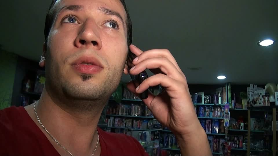 Alte Stripperin wird im Pornokino gefickt