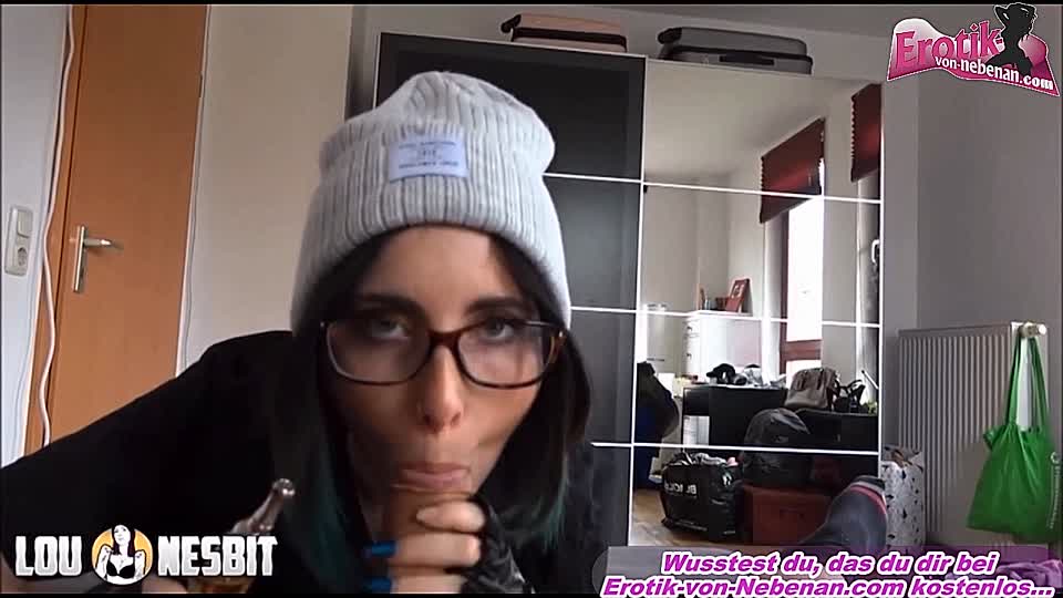 Der junge Amateur Lou Nesbit gibt privat einen rauchenden Blowjob